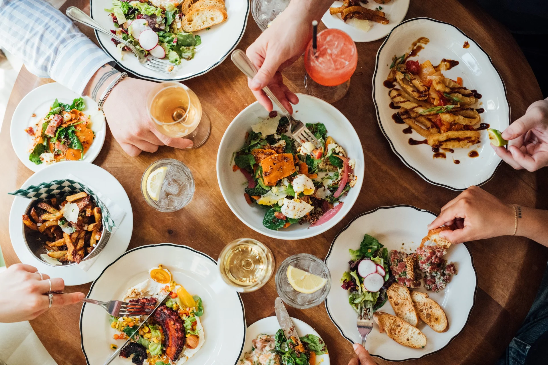 Une table de plats à partager chez Vallier